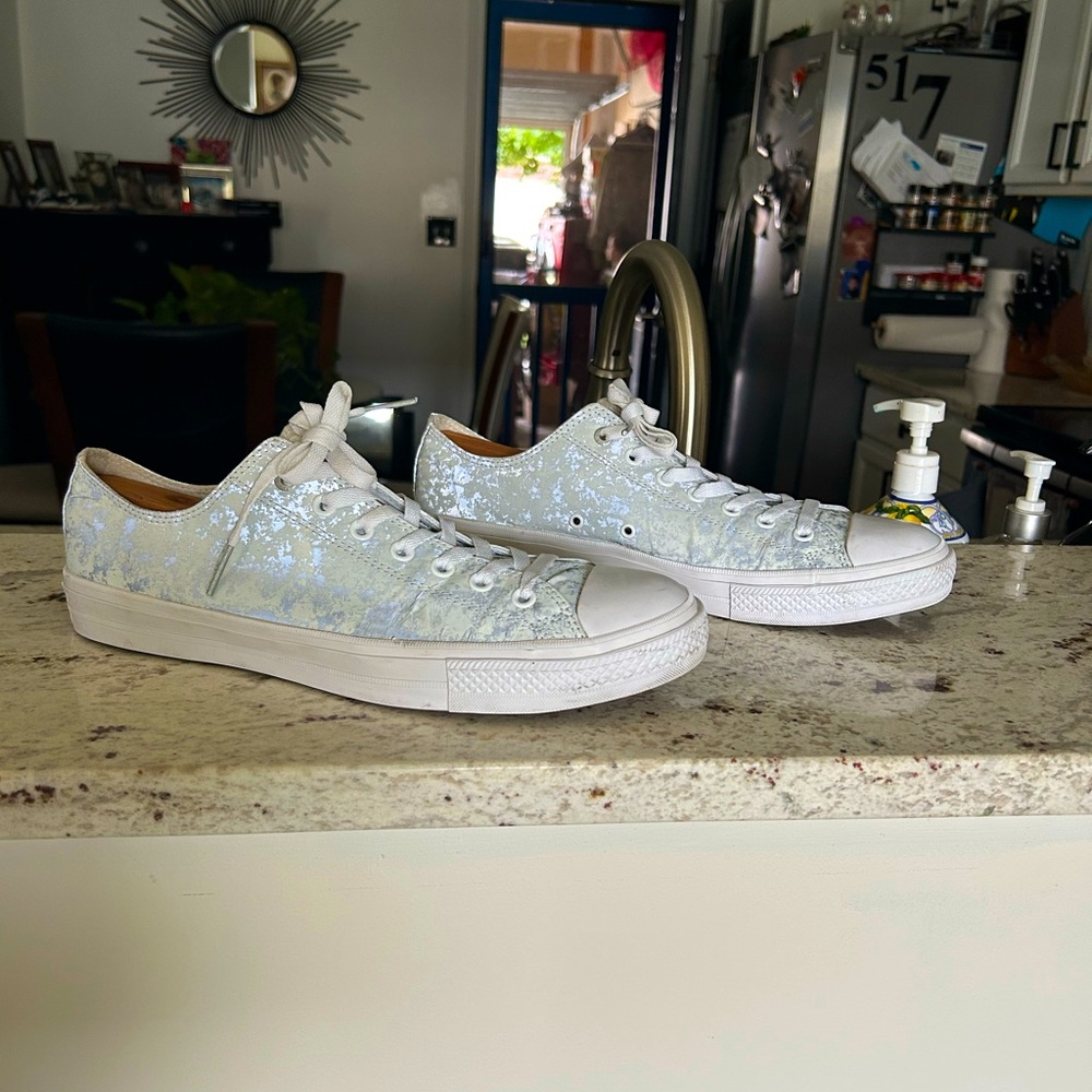 CHUCK TAYLOR CONVERSE ALLSTARS SNEAKERS